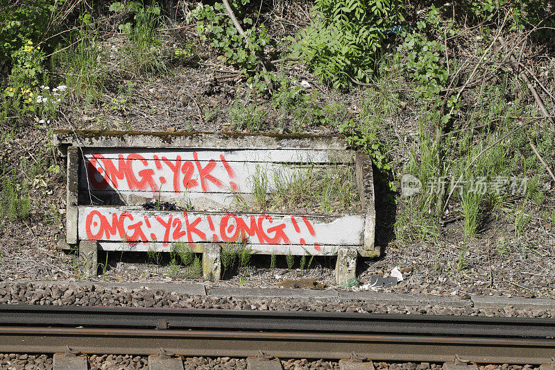 铁道附近有涂鸦危险
