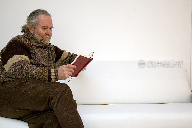 老人在看书