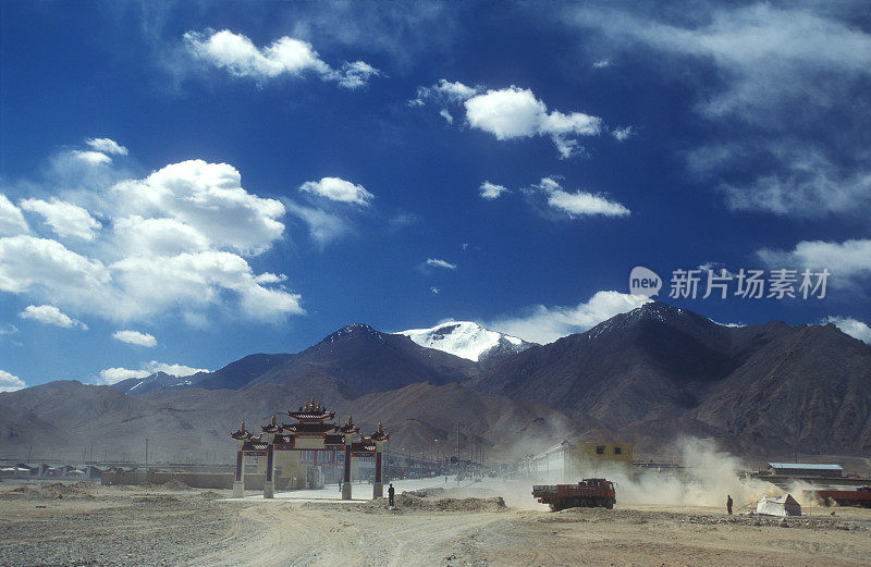 西藏西部尘土飞扬的道路上有建筑工人