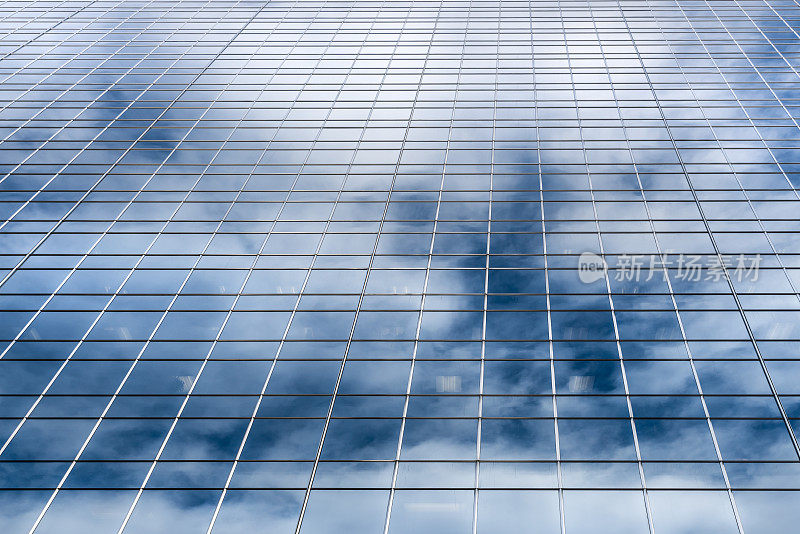 云朵反射在玻璃立面上