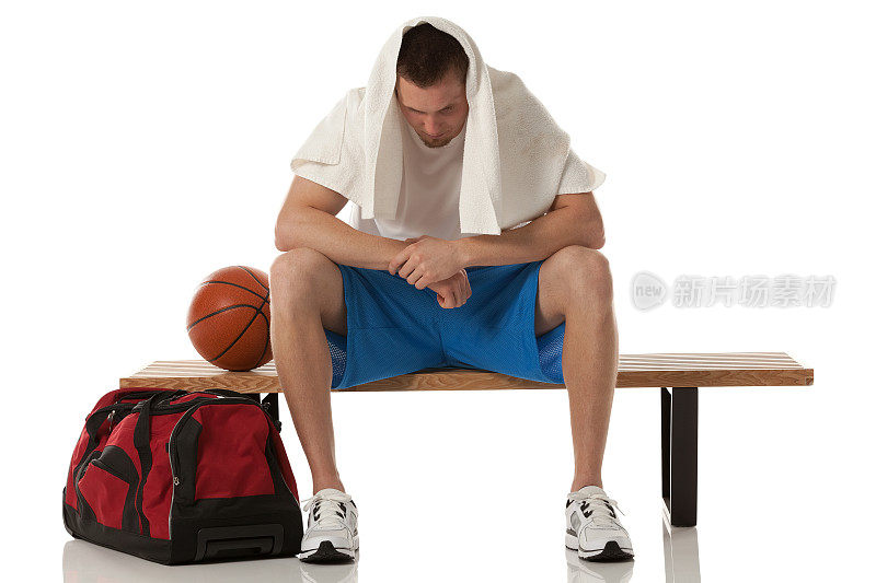 篮球运动员在长凳上休息