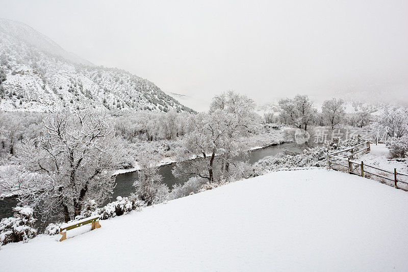 鹰河与新雪