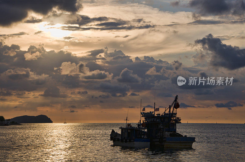 哥打基纳巴卢港的渔船