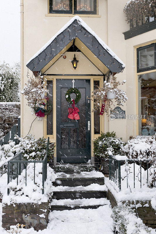 有圣诞装饰和雪花的前门