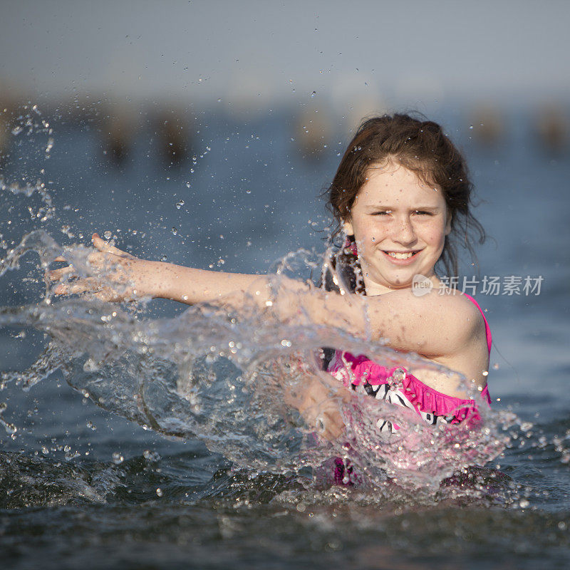 小女孩在湖上玩水