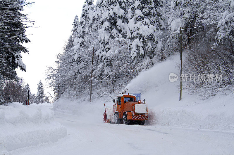 推土机清理积雪