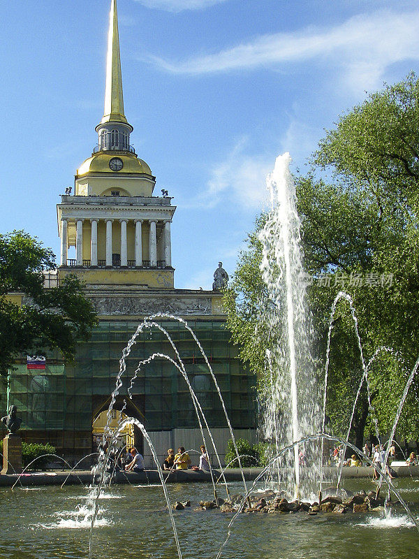 喷泉和最初的海军部建筑圣彼得堡尖顶。