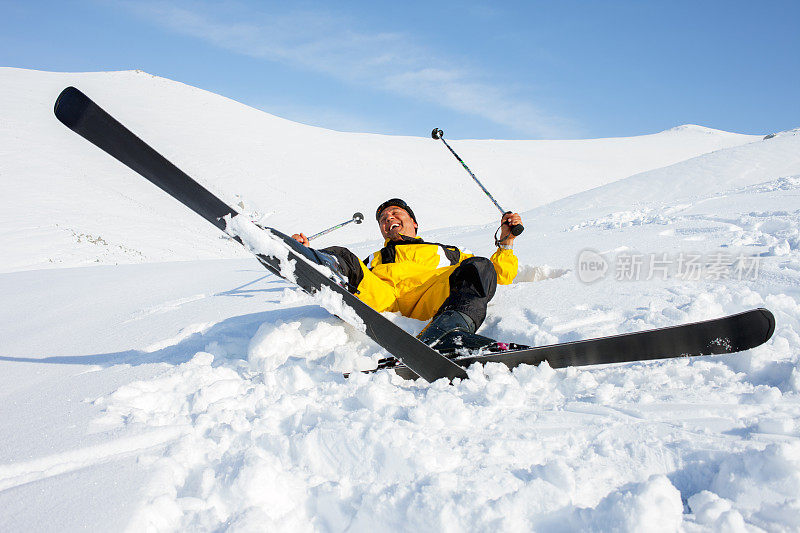 跌落的滑雪者试图向上移动