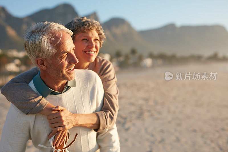 一对老年夫妇在海滩上享受假期