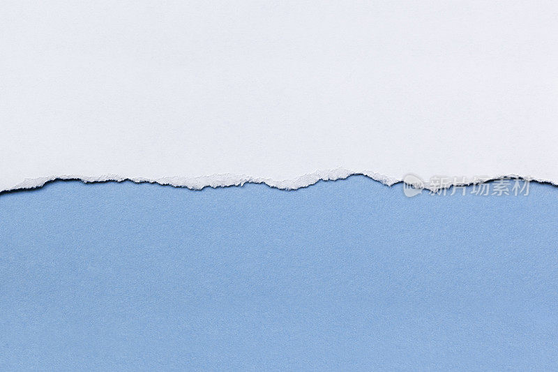 白色的纸撕下蓝色