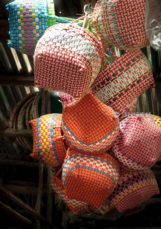 泰国工艺:一组彩色编织塑料篮子