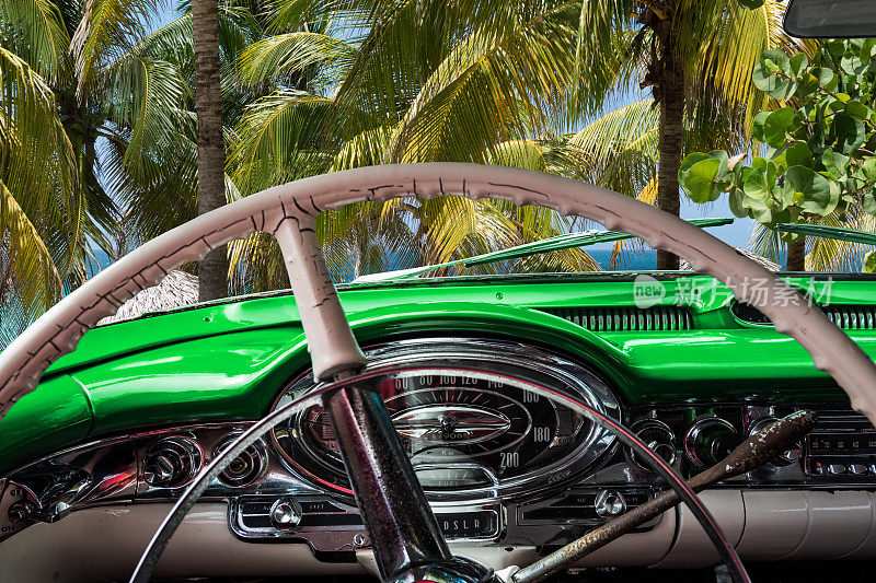 美国绿色Cabriolet经典轿车内饰前海滩