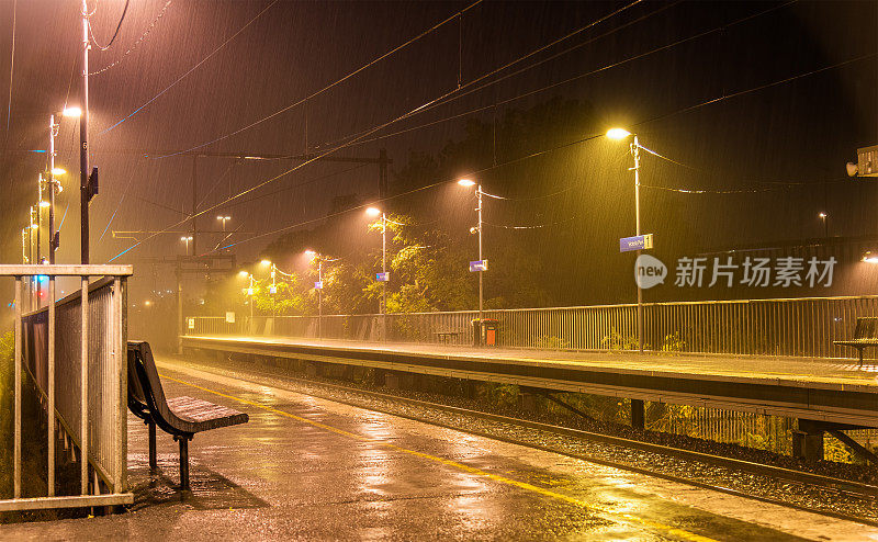 雨中的维多利亚公园站——墨尔本