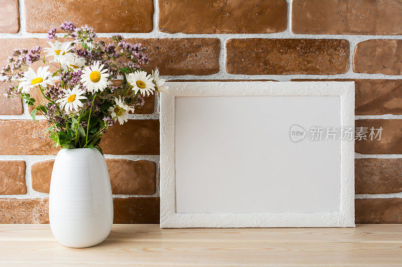 白色景观框架模型与野花花束在花瓶风格