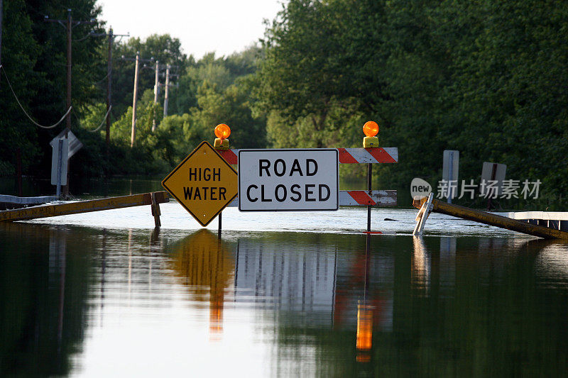 由于水淹没道路，道路封闭标志