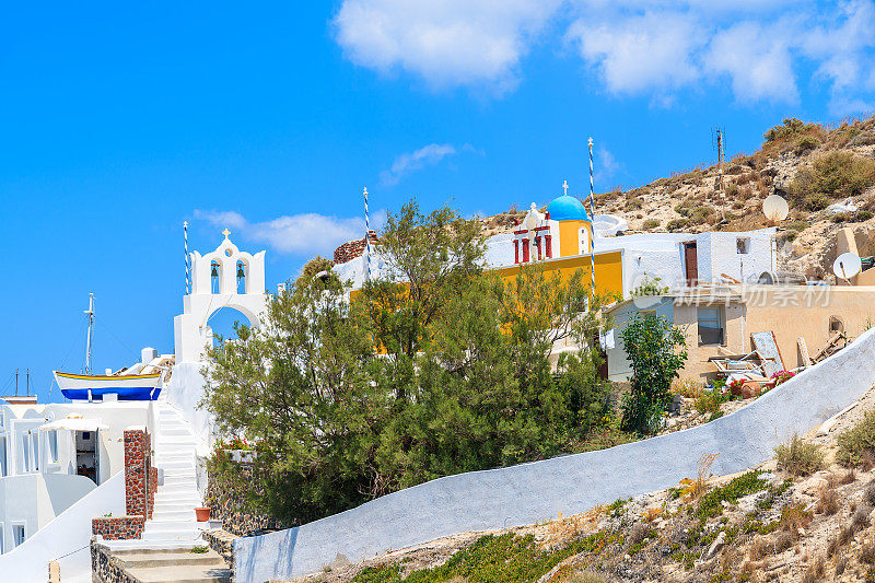 希腊圣托里尼岛上的伊亚村，五颜六色的房子和教堂