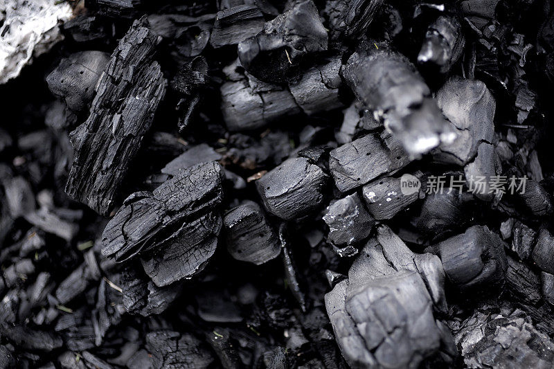 黑色的木炭灰烬