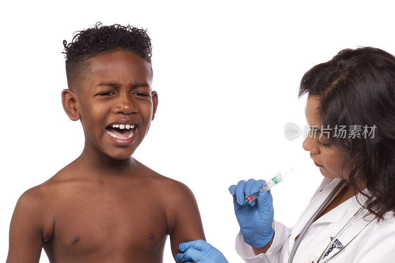 非裔美国男孩注射流感疫苗