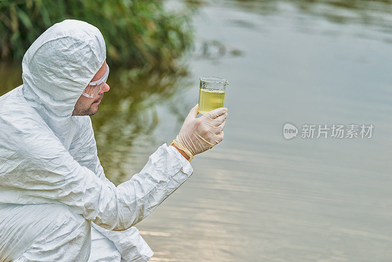 科学家检测有毒的水