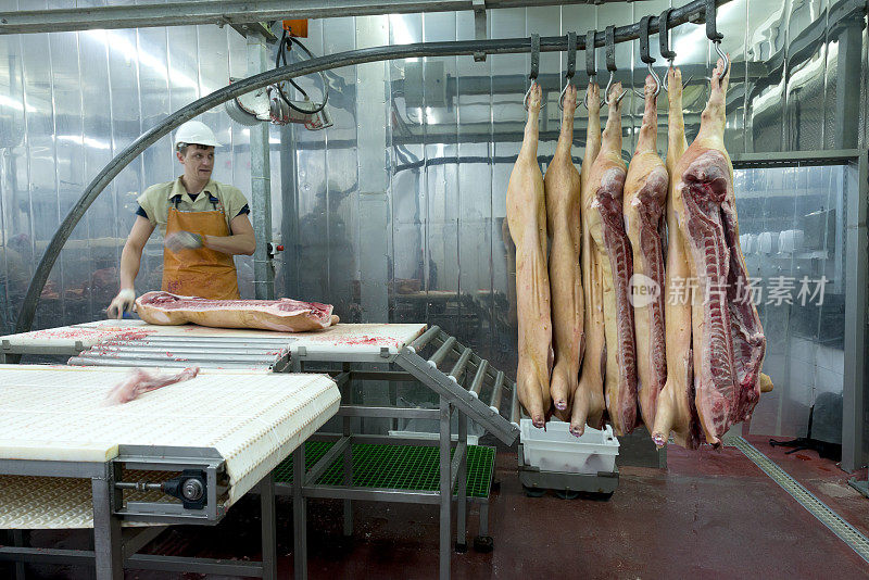 在食品加工厂切肉的屠夫