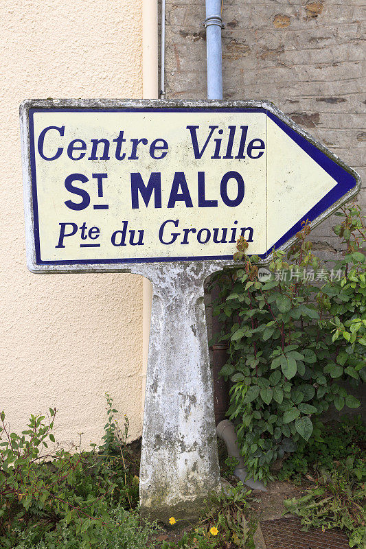 位于法国布列塔尼的圣马洛的老路标