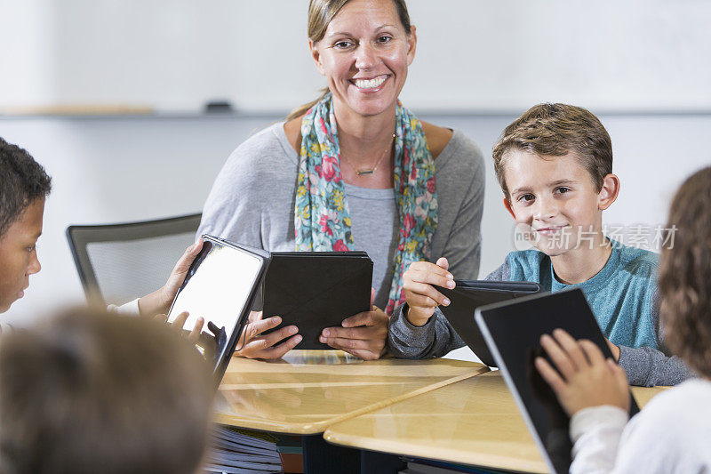 小学生在课堂上使用数码平板电脑