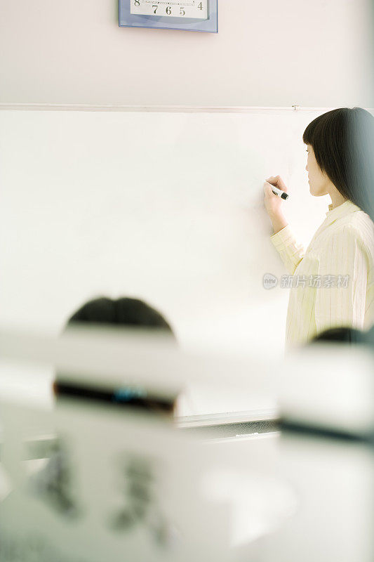 女士在白板上写字