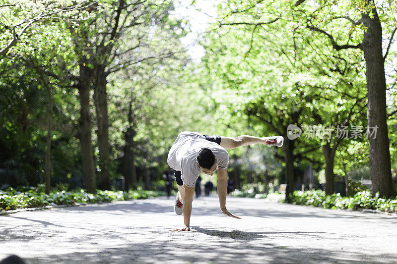 非洲人在城市花园跳霹雳舞。