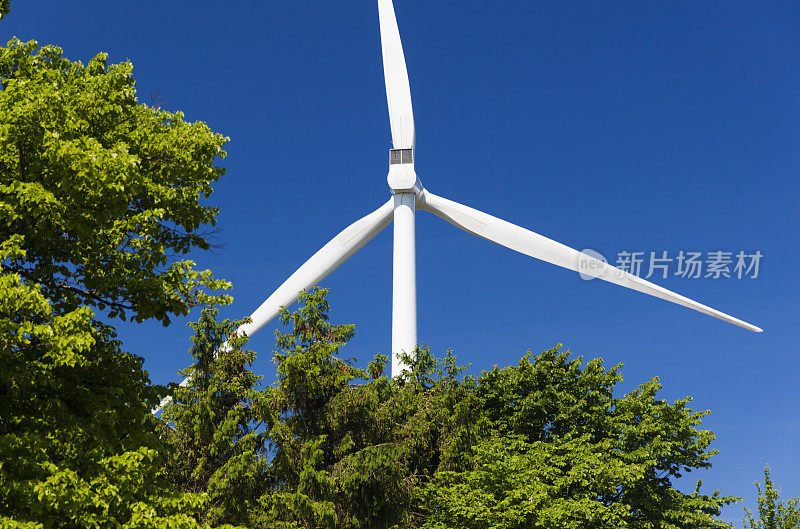 风力涡轮机和蓝天。可持续能源。