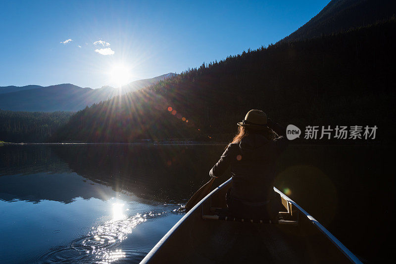 日出时在湖上划桨