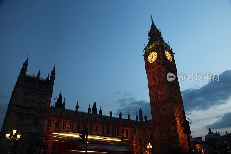 英国伦敦大本钟夜间交通威斯敏斯特桥风景