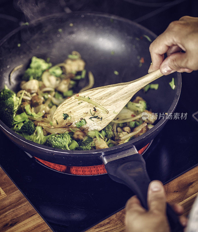 炒饭的蔬菜和鸡肉