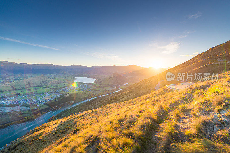 新西兰皇后镇壮观的山峰全景