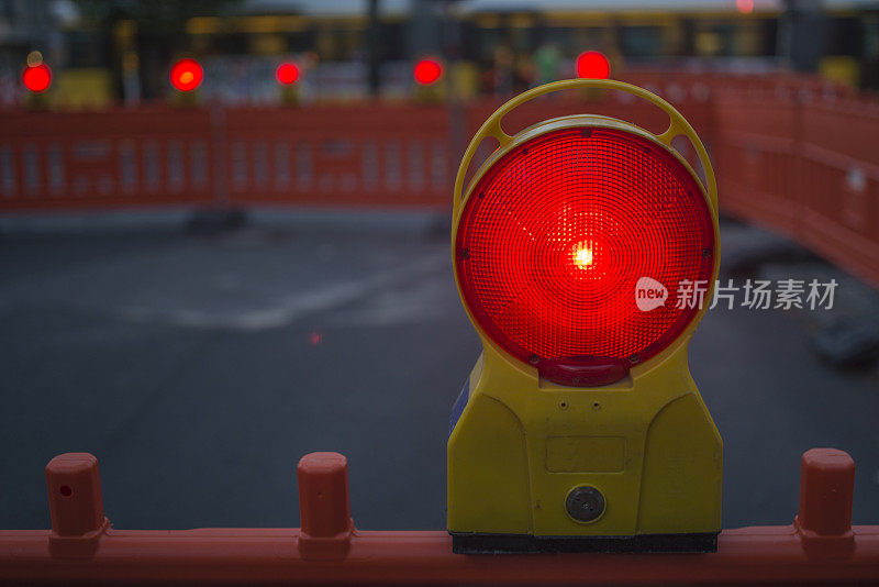 夜间单独的红色交通警示灯
