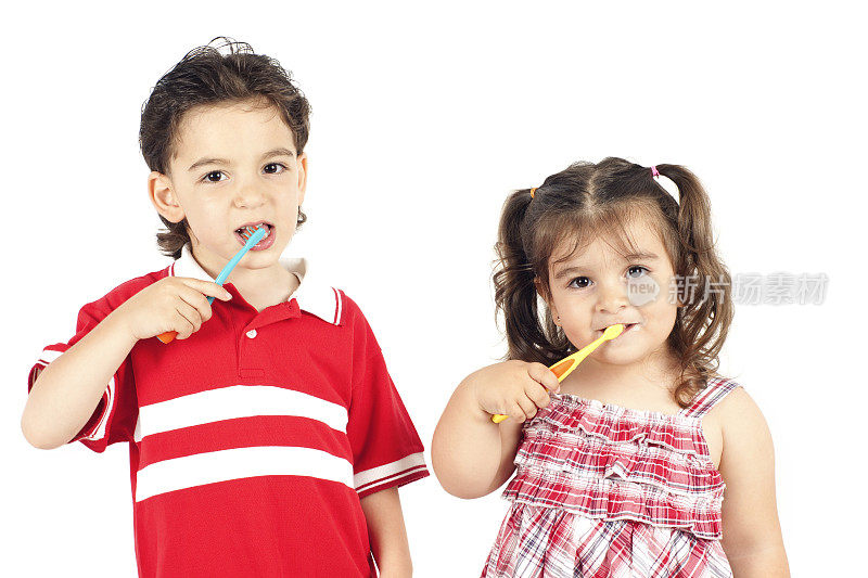 孩子们正在刷牙