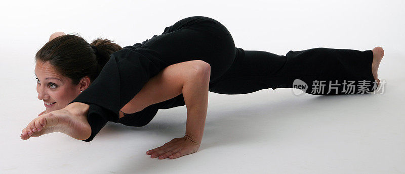 女人在腿对肩瑜伽姿势