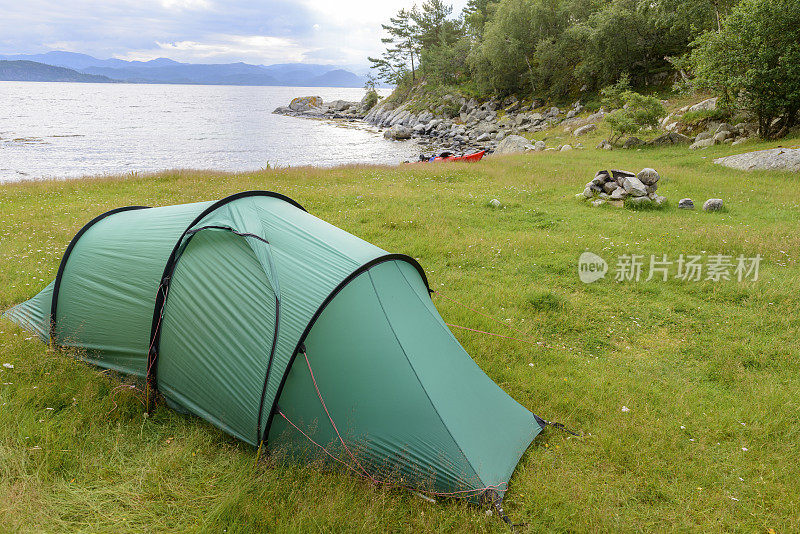 夏天在挪威的峡湾露营和皮划艇