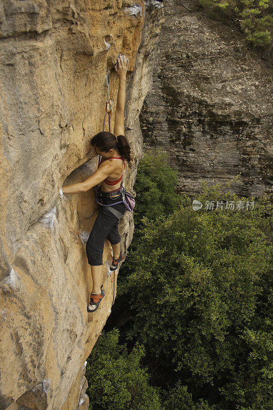 女人rockclimbing