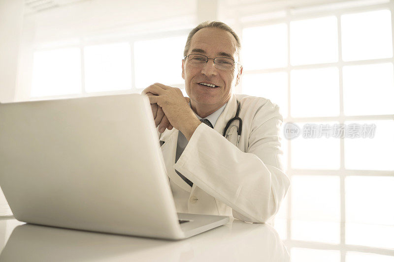 成熟的医生使用电脑。