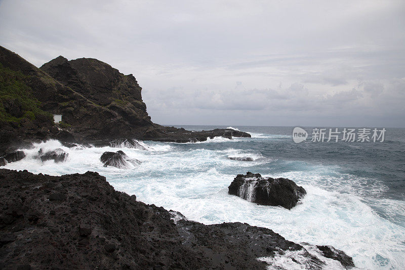 台湾东部的海岸线，海浪拍打着台湾的岩石海岸线