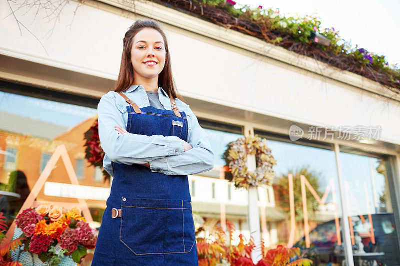 自信的花店老板双臂交叉站着