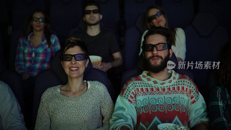 快乐的人们享受在电影院看3d电影