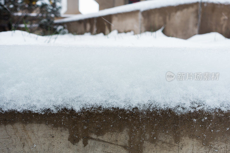 地上有雪