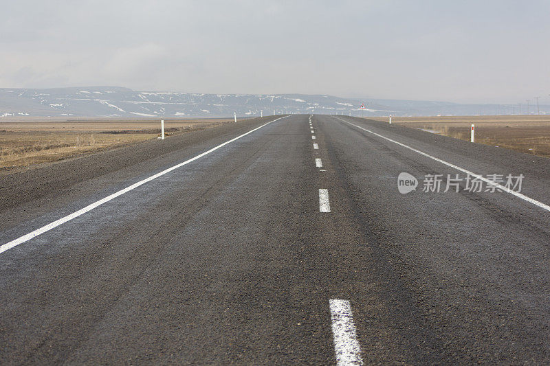 土耳其卡尔斯亚美尼亚边界附近的空旷道路