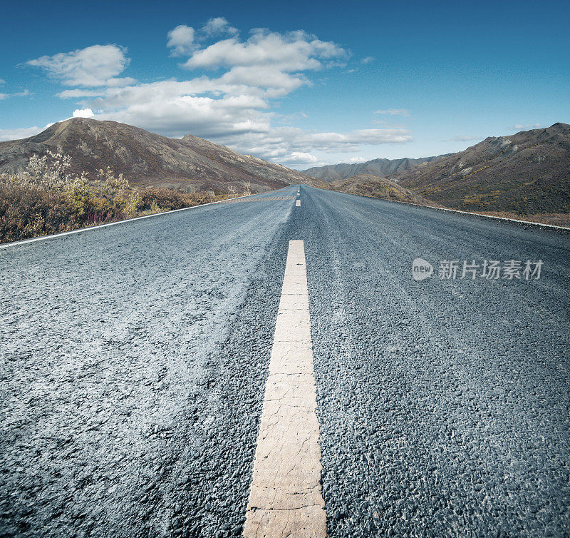 柏油路通往阿拉斯加的山区