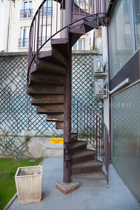带公寓的复古铁螺旋楼梯防火梯