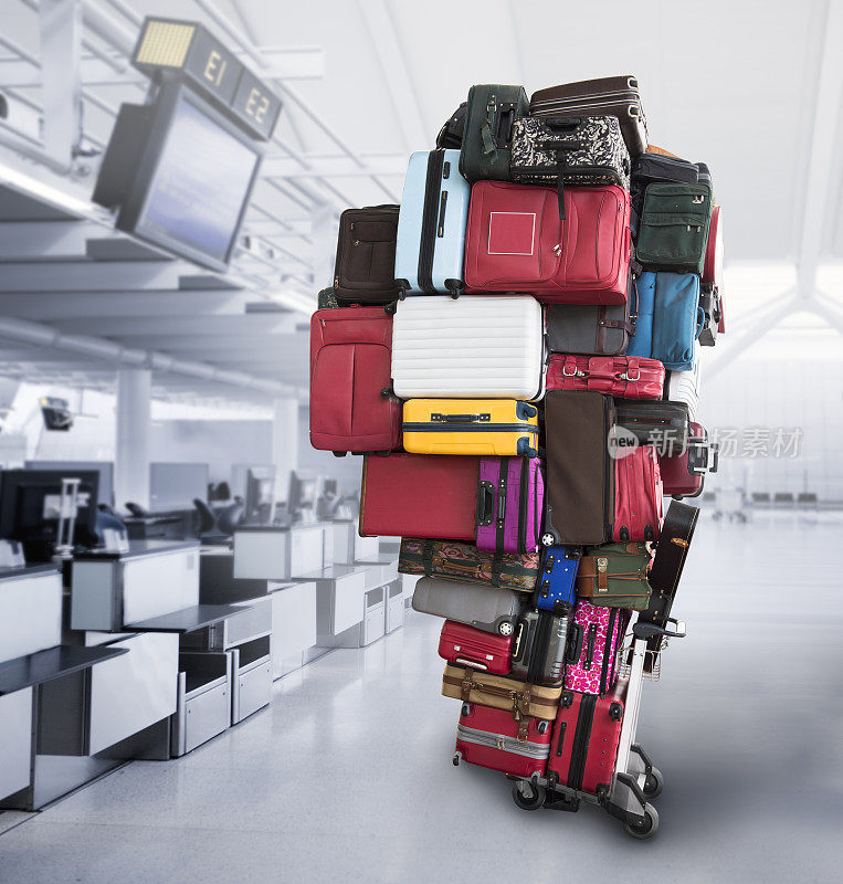 机场的一大堆行李