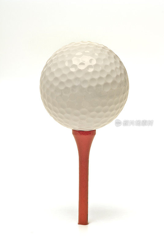 高尔夫球在红色Tee孤立在白色上