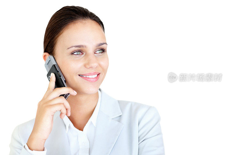 微笑着对着白人讲电话的商务女性