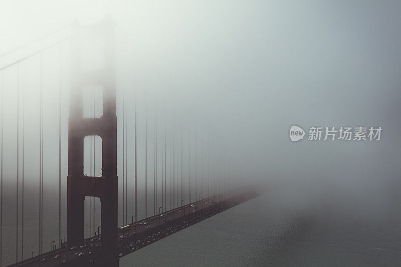 迷雾中的旧金山金门大桥，加利福尼亚